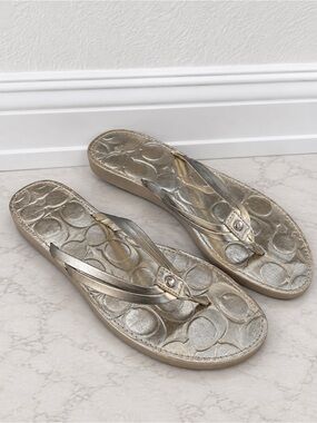 Coach Metallic Champagne Gold Signature Logo Flip Flop Sandals Womens Size 6.5